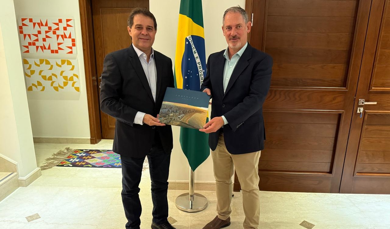 prefeito evandro e o embaixador Sidney Leon Romeiro posam para a foto
